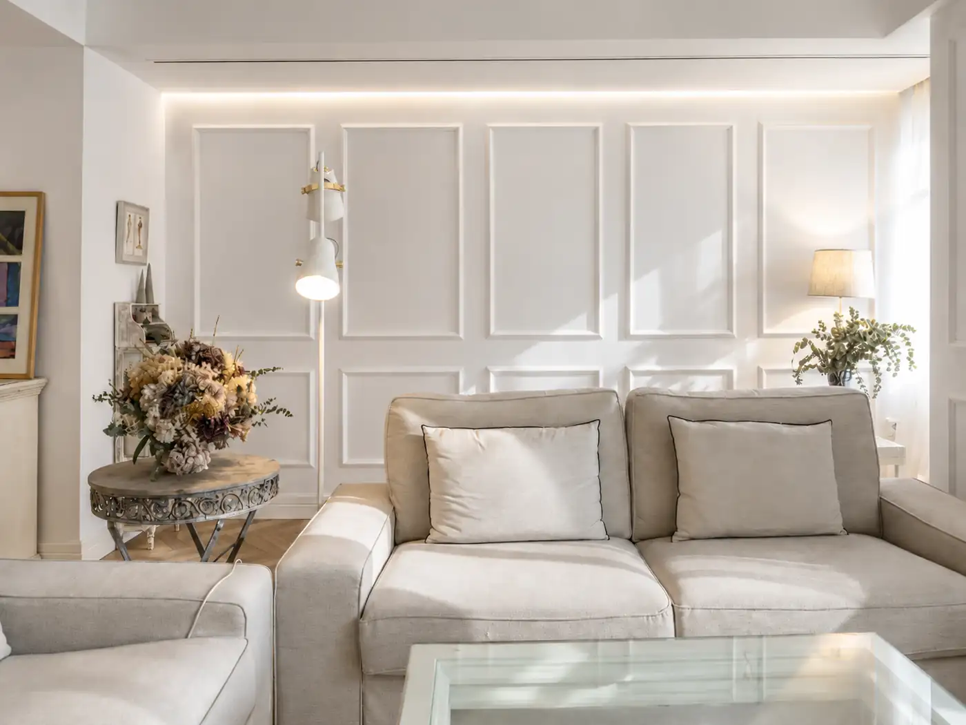 Salón reformado con molduras, ya habitado